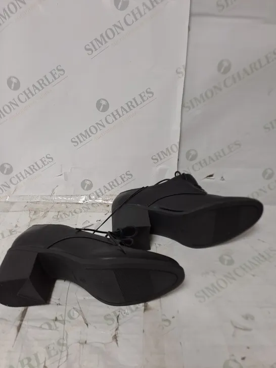 APPROXIMATELY 10 PAIRS OF GEORGE FABULOUS FOOTWEAR BLOCK HEEL SUIT SHOE IN BLACK 