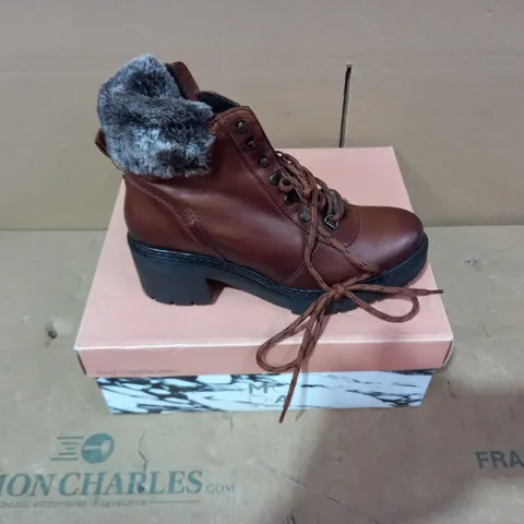 BOXED PAIR OF MODA IN PELLE BROWN BOOTS - SIZE 37