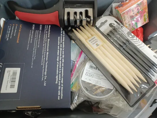 BOX OF APPROXIMATELY 16 ASSORTED ITEMS TO INCLUDE - LINT REMOVER - PAINT MARKER - PASSWORD BOOK ETC