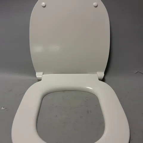 IDEAL STANDARD TOILET SEAT IN WHITE