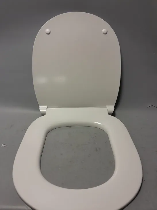 IDEAL STANDARD TOILET SEAT IN WHITE