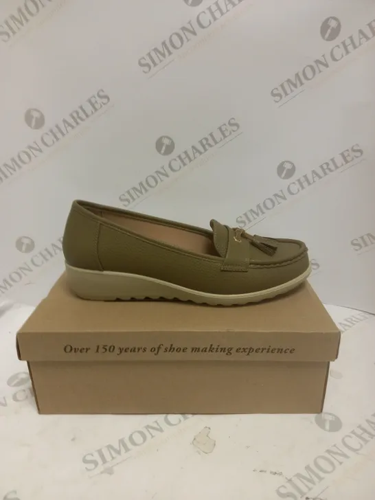 BOXED PAIR OF CUSHION WALK TASSLE LOAFERS IN KHAKI - SIZE 7 