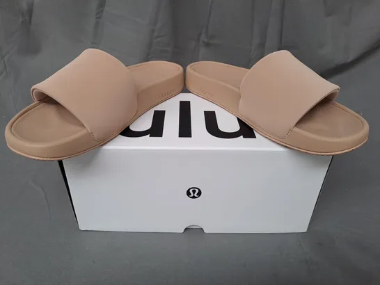 BOXED PAIR OF LULULEMON SLIDERS IN SAND UK SIZE 3.5