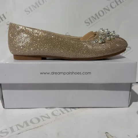 BOXED PAIR OF DREAM PAIRS AURORA SLIP-ON SHOES IN GOLD GLITTER W. PEARL EFFECT DETAIL UK SIZE 1