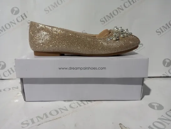 BOXED PAIR OF DREAM PAIRS AURORA SLIP-ON SHOES IN GOLD GLITTER W. PEARL EFFECT DETAIL UK SIZE 1