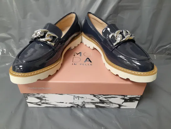 BOXED PAIR OF MODA IN PELLE CHUNKY LOAFERS IN NAVY W. SILVER EFFECT CHAIN SIZE 7