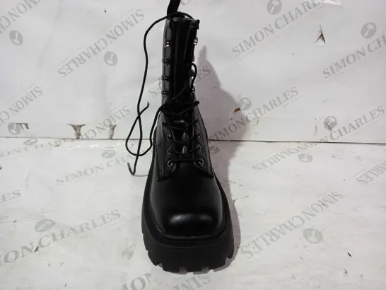 BOXED PAIR OF CUNKY LEATHER BOOTS IN BLACK UK SIZE 5