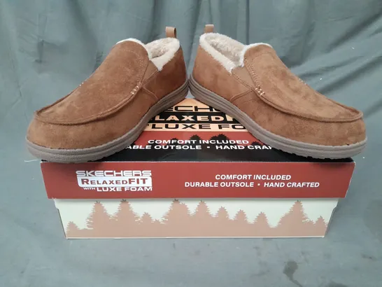 BOXED PAIR OF SKECHERS RELAXED FIT SLIPPERS IN TAN UK SIZE 8