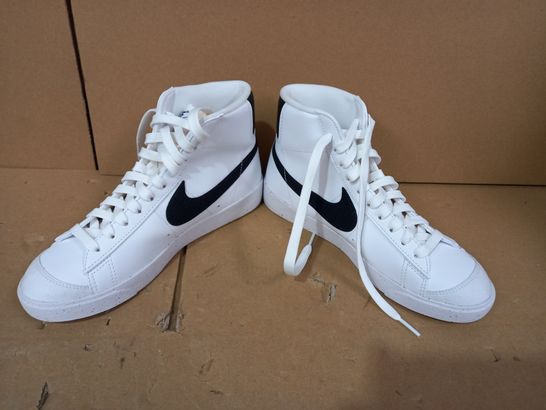 BOXED PAIR OF DESIGNER SHOES IN THE STYLE OF NIKE IN WHITE/BLACK UK SIZE 5.5