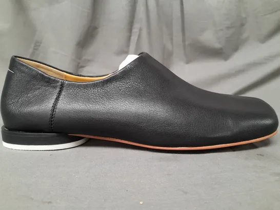 BOXED PAIR OF SASAIA SLIP-ON SHOES IN BLACK EU SIZE 44