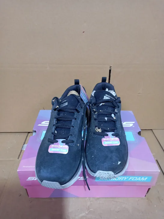 SKECHERS FASHION FIT LACE UP TRAINER NAVY - SIZE 5.5