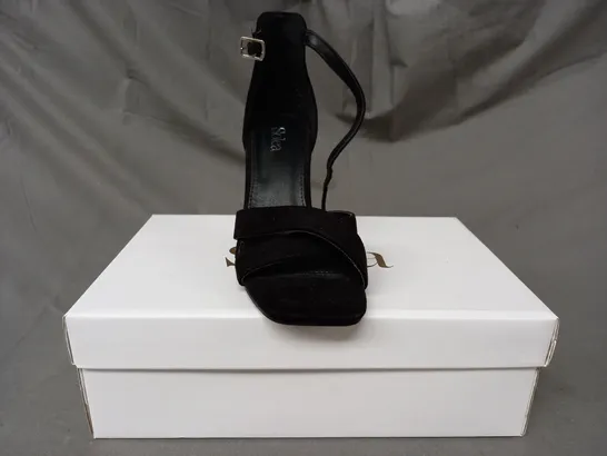 BOXED PAIR OF SOLEA LOLA SUEDETTE OPEN TOE HEELED SANDALS IN BLACK EU SIZE 36