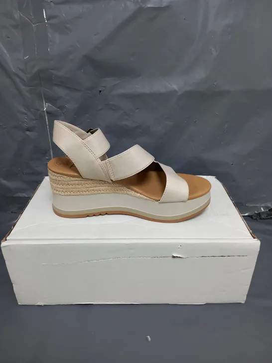 BLOWFISH MALIBU WEDGE SANDALS CREAM SIZE 5