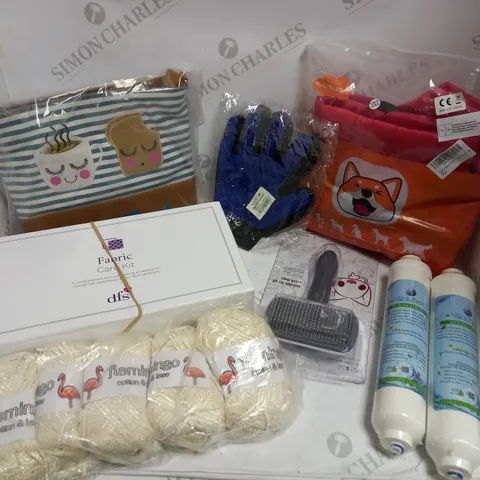 BOX OF APPROXIMATELY 10 ASSORTED HOUSEHOLD ITEMS TO INCLUDE FABRIC CARE KIT, PET GROOMER, WATER FILTER JUG ETC 