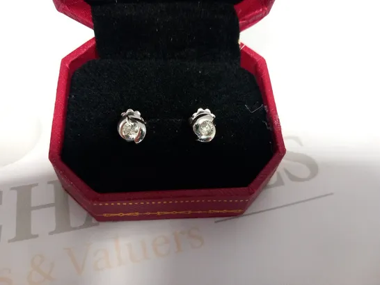 DESIGNER 18CT WHITE GOLD STUD EARRINGS 