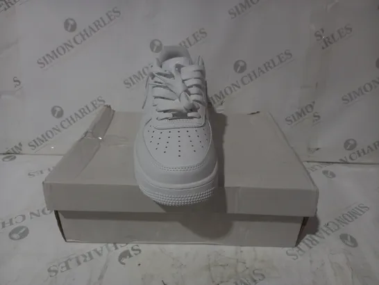 BOXED PAIR OF NIKE AIR FORCE 1 '07 SHOES IN WHITE UK SIZE 8
