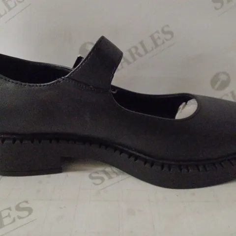 PAIR OF WOMEN'S MARY JANES SIZE 6