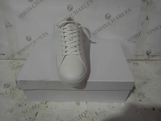 BOXED PAIR OF ARNE LOW ESSENTIAL TRAINERS IN WHITE UK SIZE 7