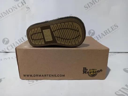 BOXED PAIR OF DR MARTENS INFANT SHOES IN BLACK UK SIZE 1