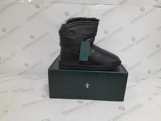 BOXED PAIR OF EMU AUSTRALIA BARWON BOOTS IN BLACK SIZE 6