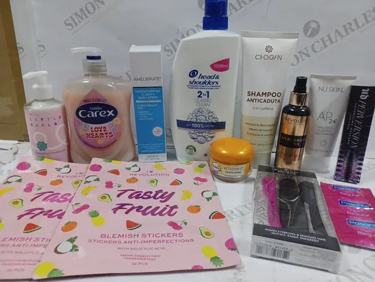 BOX OF APPROX 10 ASSORTED BEAUTY PRODUCTS TO INCLUDE HEAD&SHOULDERS SHAMPOO/CONDITIONER, NU SKIN TOOTHPASTE, URBAN DECAY MASCARA, ETC 