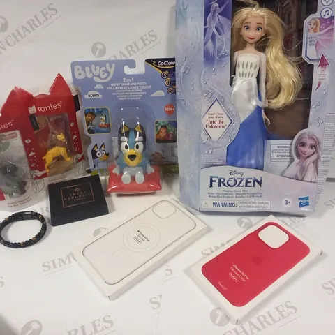 APPROXIMATELY 14 ASSORTED PRODUCTS TO INCLUDE; TREAT REPUBLIC BRACELET, TONIES JUNGLE BOOK FIGURES, BLUEY 2 IN 1 NIGHT LIGHT AND TORCH AND IPHONE CASES