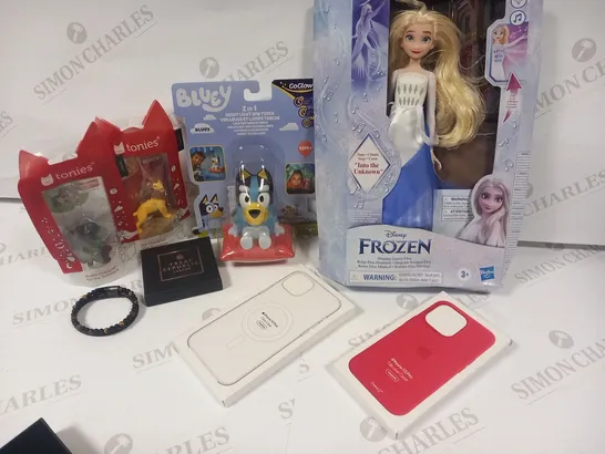 APPROXIMATELY 14 ASSORTED PRODUCTS TO INCLUDE; TREAT REPUBLIC BRACELET, TONIES JUNGLE BOOK FIGURES, BLUEY 2 IN 1 NIGHT LIGHT AND TORCH AND IPHONE CASES