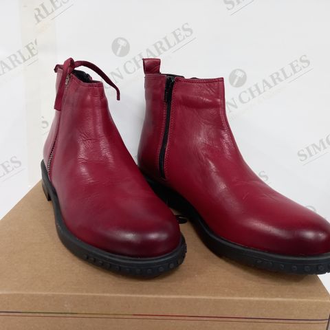 BOXED PAIR OF ADESSO BOOTS (RED, SIZE 39EU)