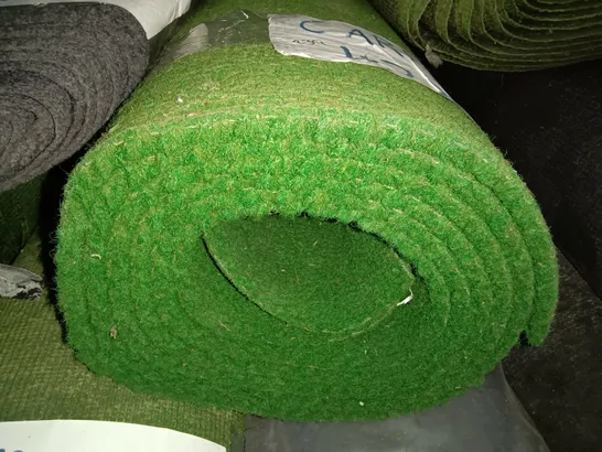 ROLL OF GREEN CARPET - 4.2 X 3.5M