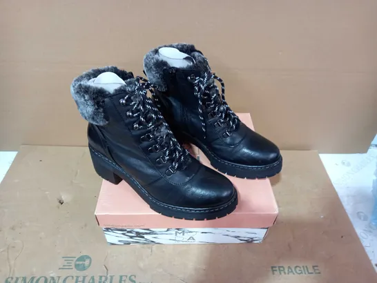 BOXED PAIR OF MODA IN PELLE BLACK BOOTS - SIZE 40