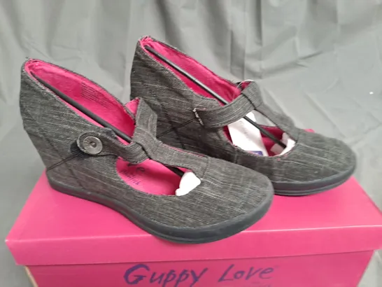 BOX OF APPROXIMATELY 10 PAIRS OF BLACK GUPPY LOVE WEDGE SHOES IN VARIOUS SIZES 