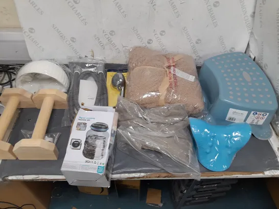 BOX OF APPROXIMATELY 15 ASSORTED HOUSEHOLD ITEMS TO INCLUDE WOODEN UPRIGHT BRACKET, ADJUSTABLE SHOWER HEAD, AND DIGITAL MONEY JAR ETC.