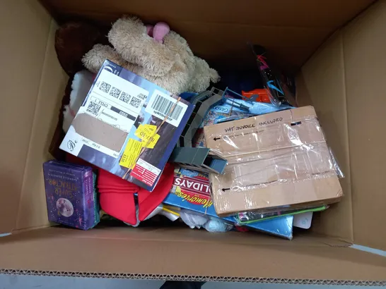 BOX OF APPROX 35 ASSORTED TOYS TO INCLUDE - SLHFPX FUNNY MAGNETIC DRAWING - W US OPEN TENNIS BALLS - THE SIGNS OF THE TIME ORACLE CARDS ECT