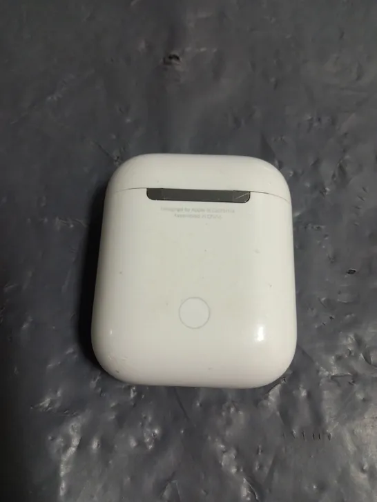 PAIR OF APPLE AIRPODS 2ND GEN IN WHITE