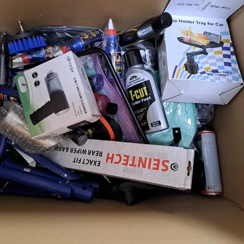 BOX OF ASSORTED CAR ITEMS TO INCLUDE CAR JAKES - PHONE HOLDER - /COLLECTION ONLY 