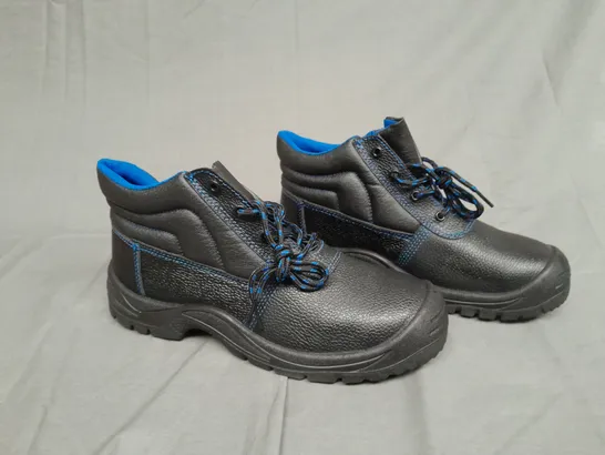 BOXED PAIR OF SAFETY SHOES BY REMISBERG BLACK/NAVY BOOTS SIZE 43