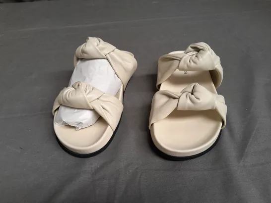 BOXED PAIR OF SAINT+SOFIA KNOT SANDALS SIZE UK 5