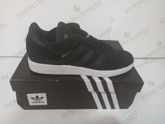BOXED PAIR OF ADIDAS SHOES IN BLACK UK SIZE 7