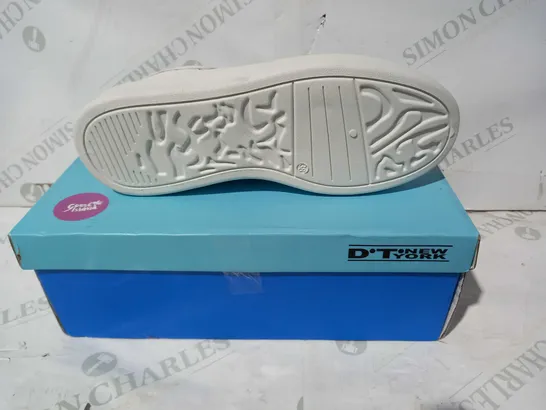 BOXED PAIR OF DT NEW YORK TRAINERS IN WHITE EU SIZE 38