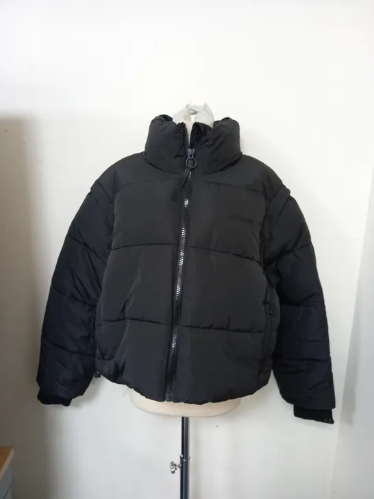 GYM KING ALIGN 2 IN 1 CROP PUFFER IN BLACK - SIZE 12 