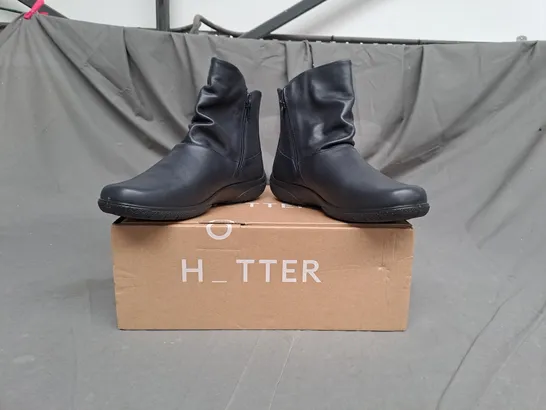 BOXED PAIR OF HOTTER WHISPER BOOTS IN NAVY SIZE 7