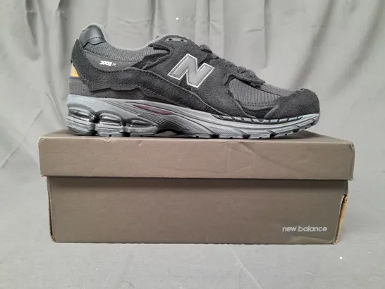 BOXED PAIR OF NEW BALANCE SHOES IN GREY UK SIZE 10.5