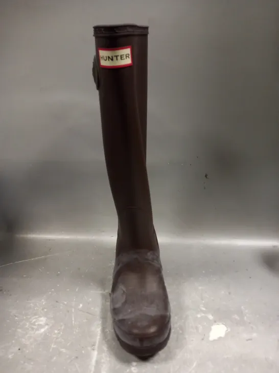 BOXED PAIR OF HUNTER TALL BITTER CHOCOLATE BOOTS