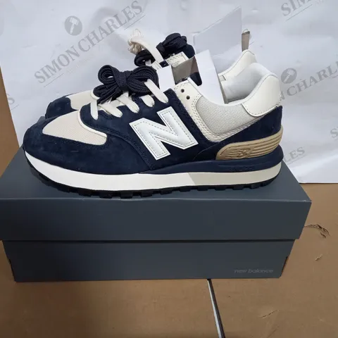 PAIR OF BOXED NEW BALANCE U574L TRAINERS SIZE 8