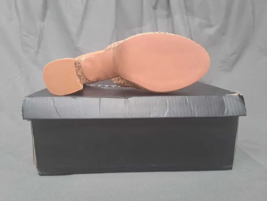 BOXED PAIR OF PRETTY LITTLE THING OPEN TOE PLATFORM HIGH BLOCK HEEL SHOES IN TAN SIZE 6