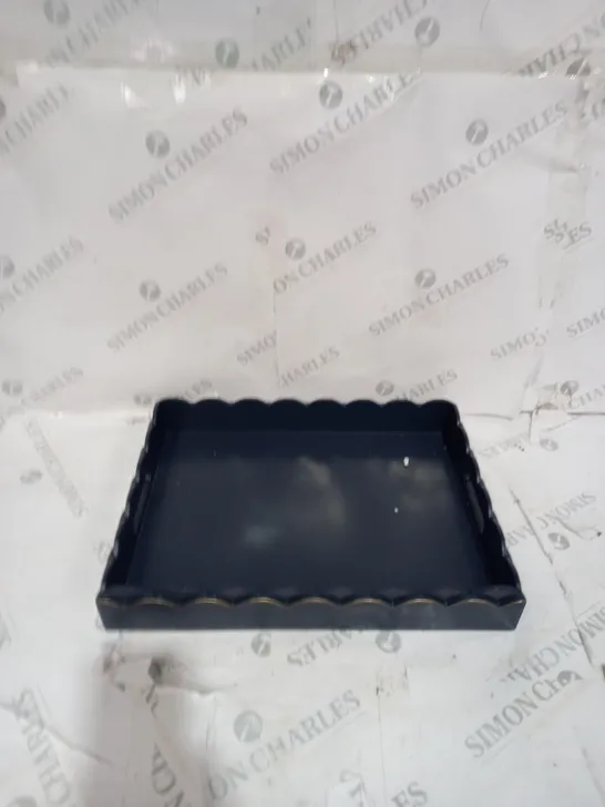 BUNDLEBERRY LARGE SCALLOPED EDGE TRAY 