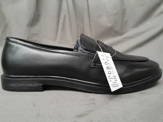 BOXED PAIR OF JD WILLIAMS LOAFERS IN BLACK UK SIZE 7