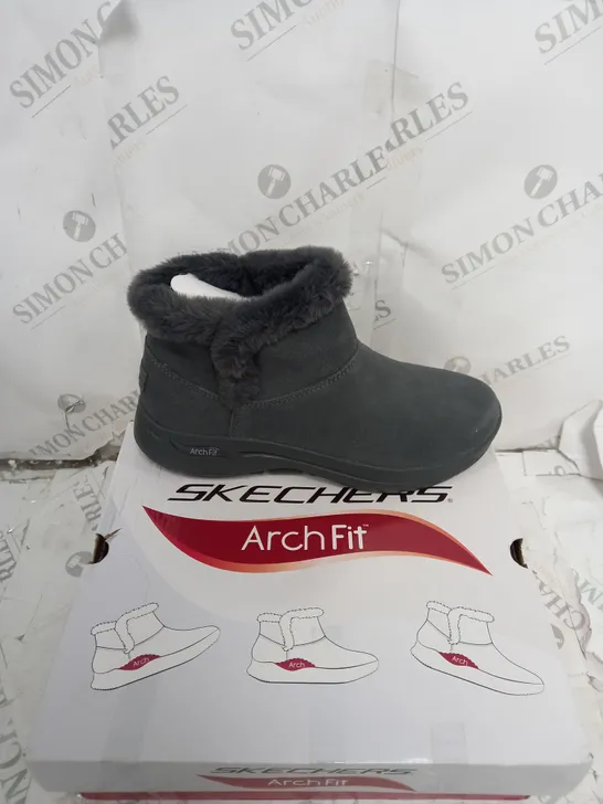 BOXED SKECHERS GO WALK ARCH FIT SUEDE CHUGGA BOOTS, CHARCOAL - SIZE 6