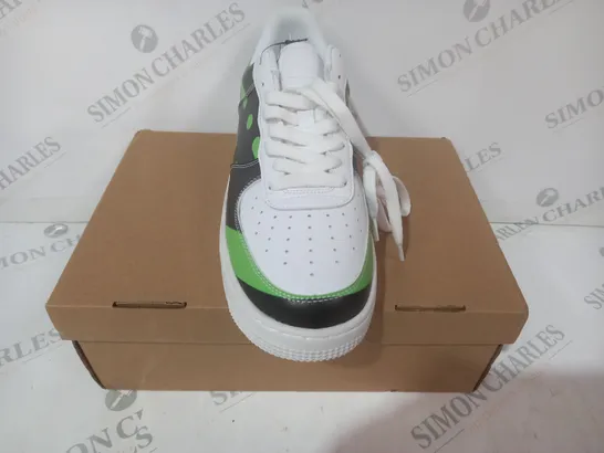 BOXED PAIR OF SHOE ZERO SAGE TRAINERS IN BLACK/GREEN/WHITE EU SIZE 43