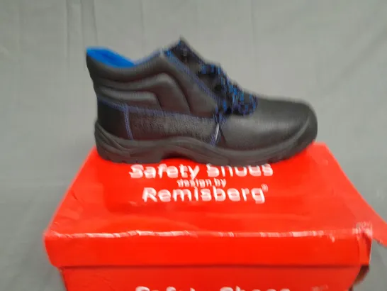 BOXED PAIR OF SAFETY SHOES BY REMISBERG BLACK/NAVY BOOTS SIZE 43